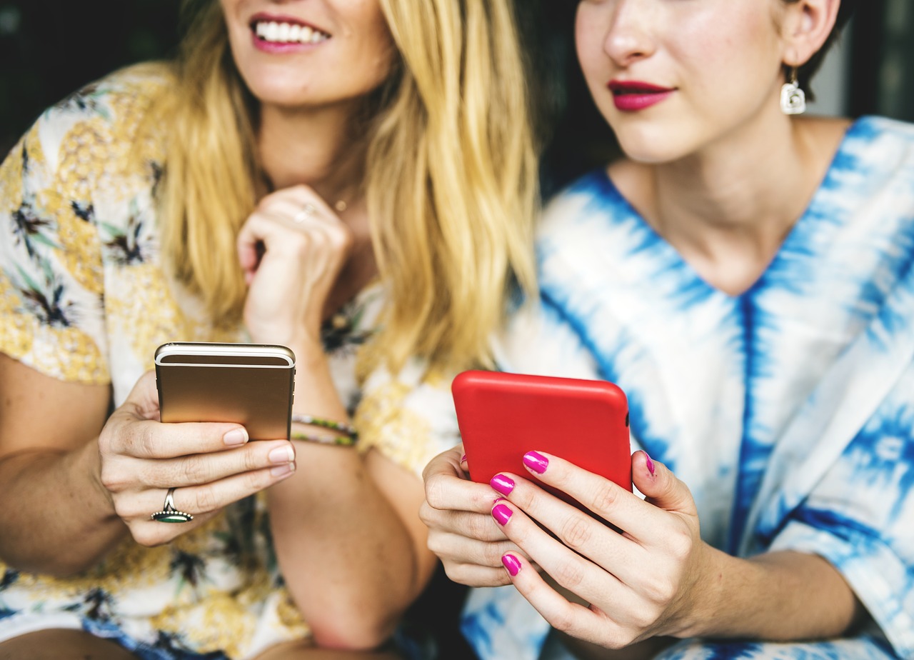 Réseaux sociaux, applications... la concurrence est rude pour les sites web